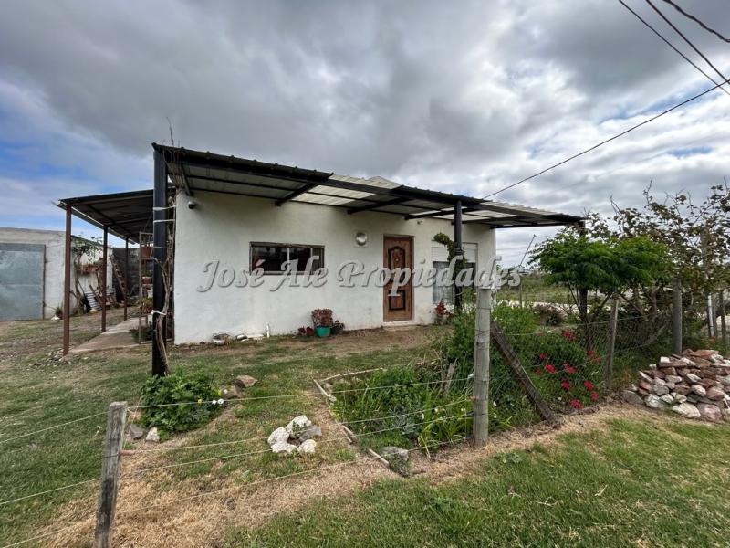 Impecable casa de 2 dormitorios, ubicada en el general con fácil acceso desde ruta 1.