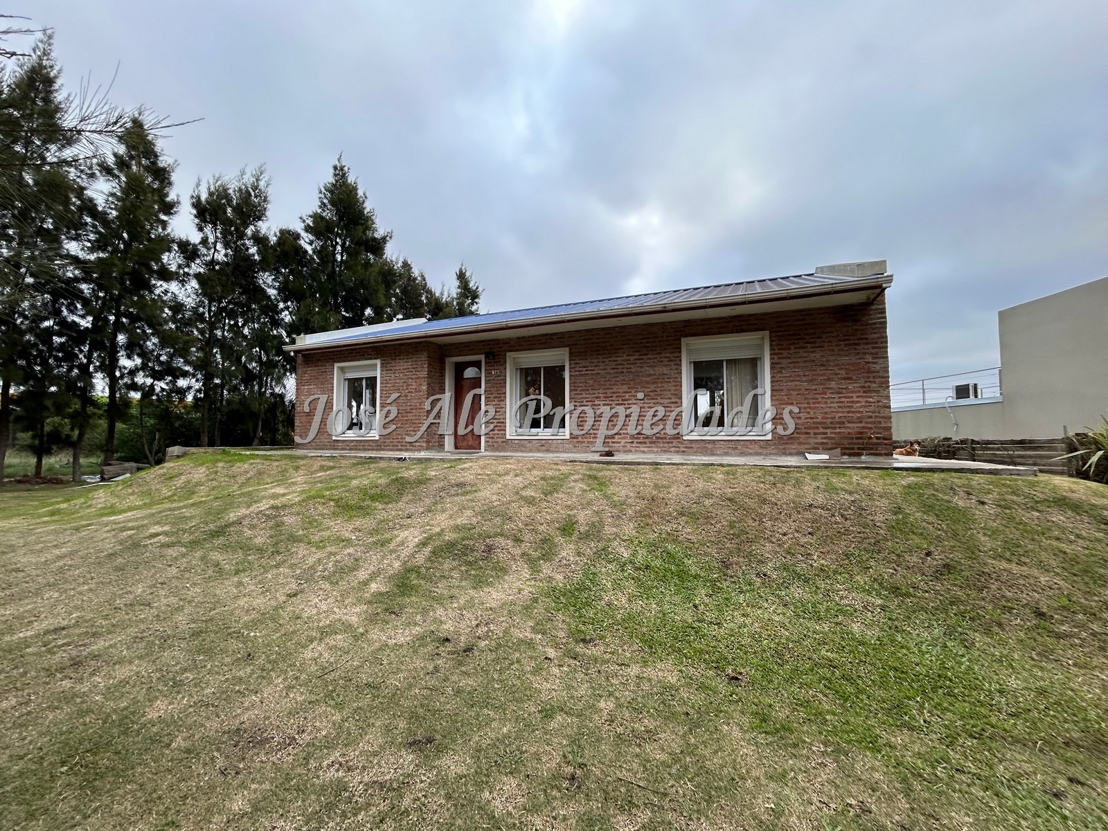 Imagen 1 de Hermosa casa de 3 dormitorios ubicada en el Real de San Carlos, Colonia.