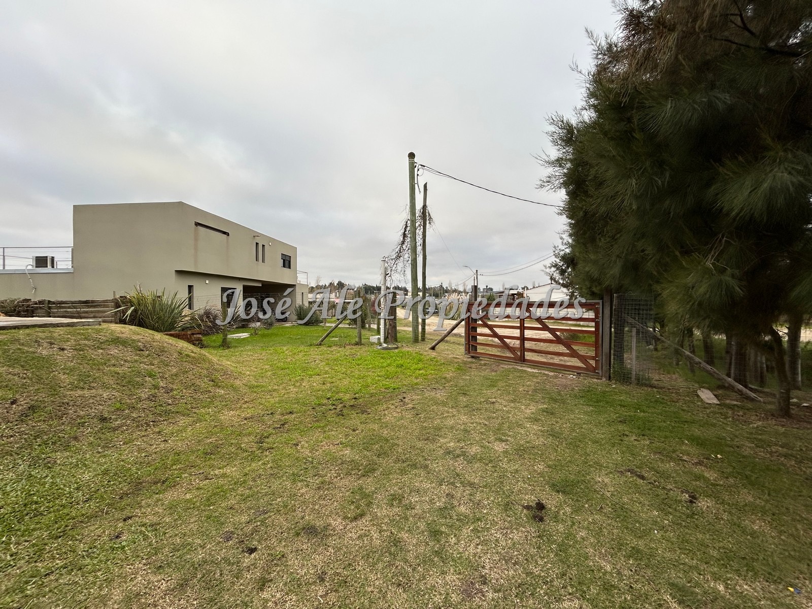 Imagen 2 de Hermosa casa de 3 dormitorios ubicada en el Real de San Carlos, Colonia.
