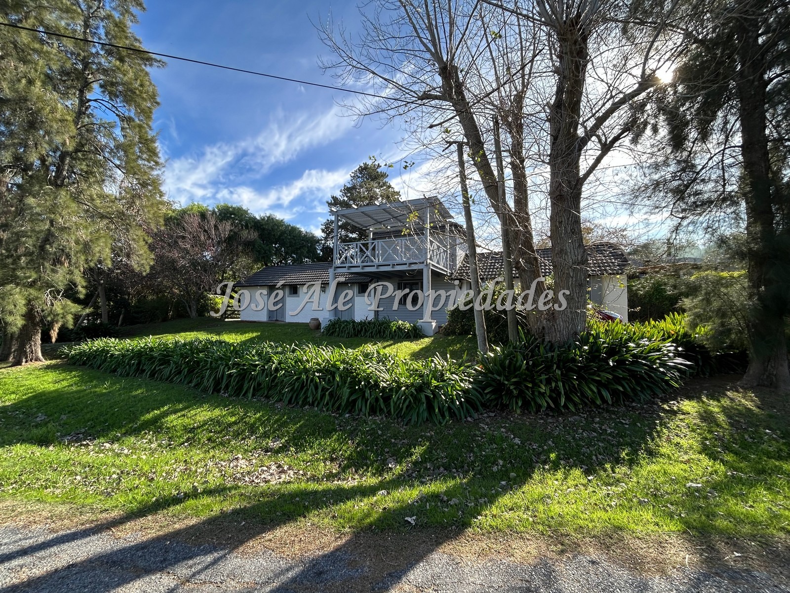 Imagen 1 de Hermosa propiedad ubicada en zona tranquila con vista al Rio de la Plata y a metros de la Rambla Costanera y Playas de Colonia.
