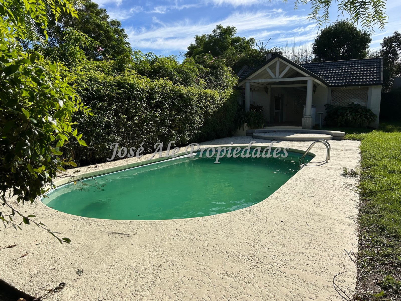 Imagen 10 de Hermosa propiedad ubicada en zona tranquila con vista al Rio de la Plata y a metros de la Rambla Costanera y Playas de Colonia.