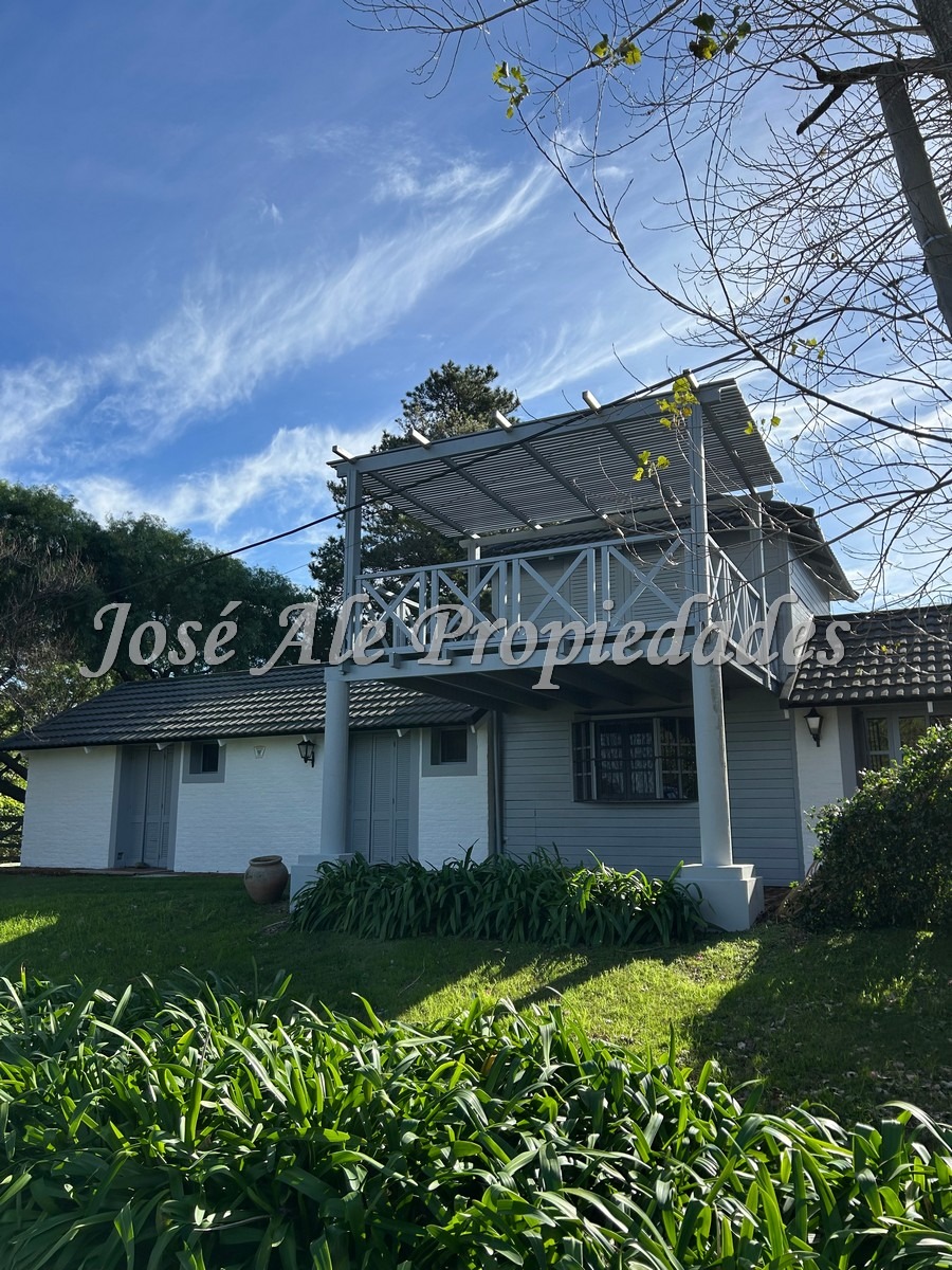 Imagen 2 de Hermosa propiedad ubicada en zona tranquila con vista al Rio de la Plata y a metros de la Rambla Costanera y Playas de Colonia.