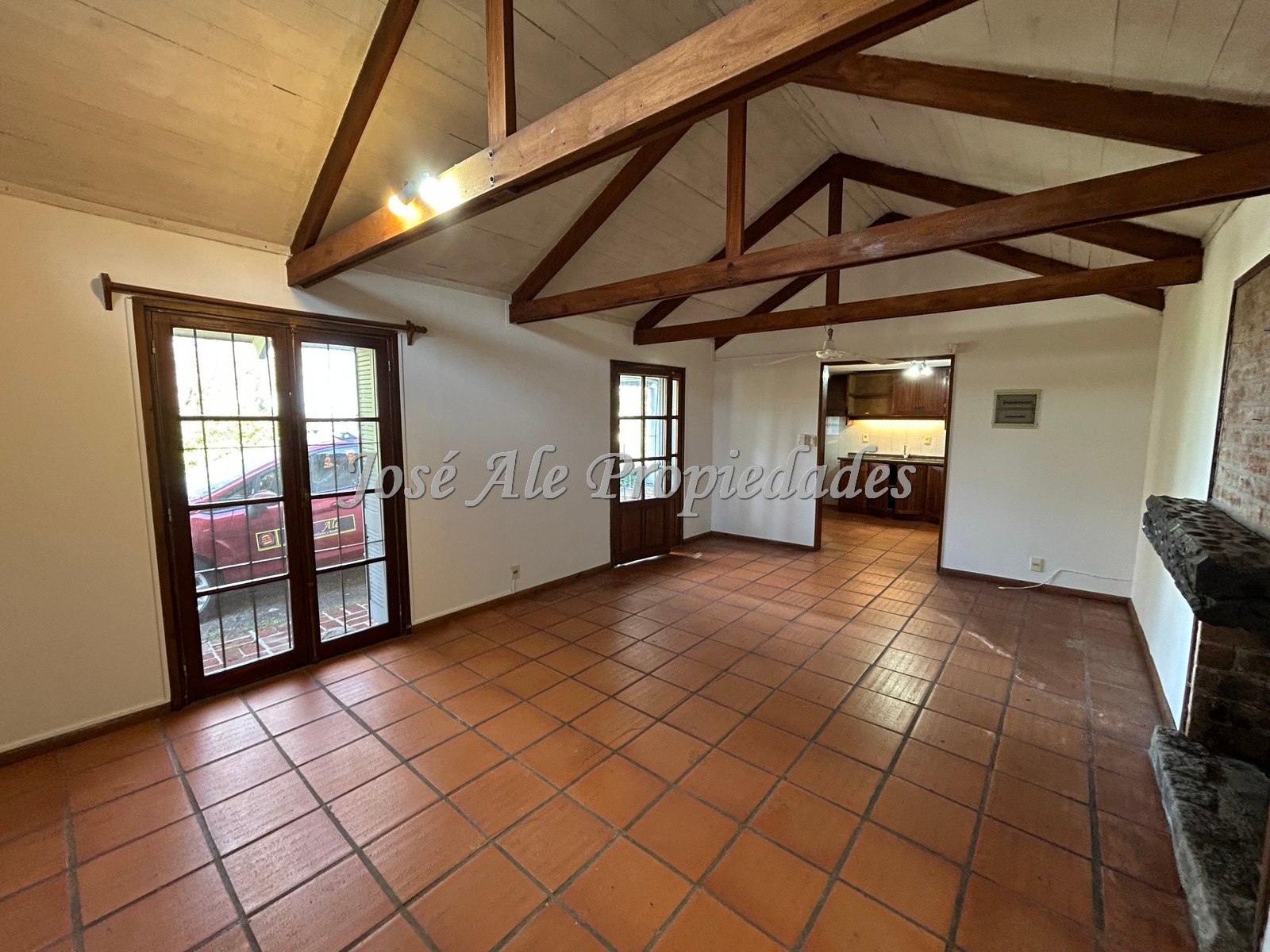 Imagen 7 de Hermosa propiedad ubicada en zona tranquila con vista al Rio de la Plata y a metros de la Rambla Costanera y Playas de Colonia.