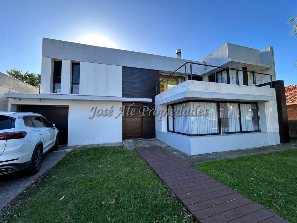 Imagen 1 de Gran propiedad de 5 habitaciones y 3 baños, ubicada a 50m metros de la Rambla Costanera y Playas de Colonia.