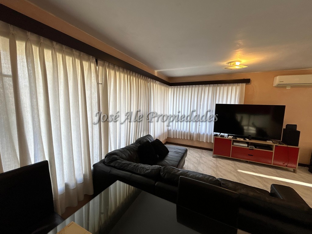 Imagen 4 de Gran propiedad de 5 habitaciones y 3 baños, ubicada a 50m metros de la Rambla Costanera y Playas de Colonia.