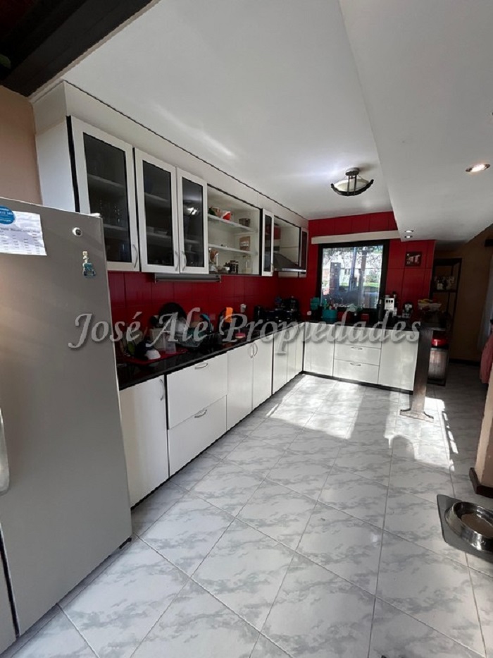 Imagen 5 de Gran propiedad de 5 habitaciones y 3 baños, ubicada a 50m metros de la Rambla Costanera y Playas de Colonia.