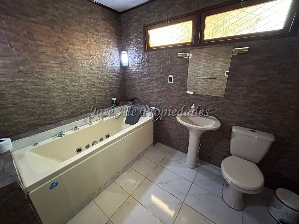 Imagen 8 de Gran propiedad de 5 habitaciones y 3 baños, ubicada a 50m metros de la Rambla Costanera y Playas de Colonia.