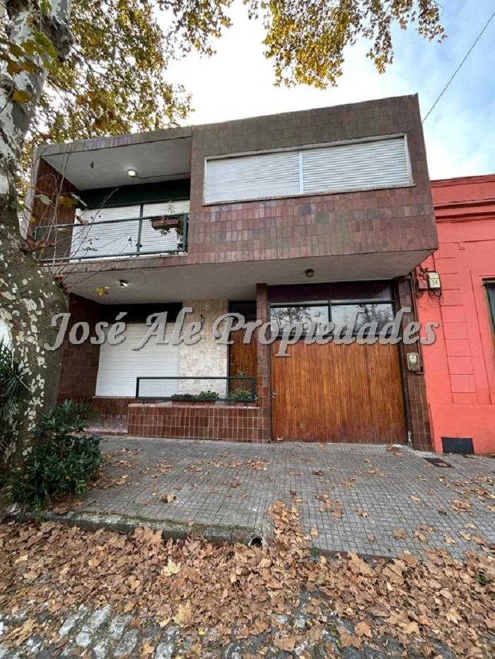 Casa de 4 dorm. ubicada a media cuadra de la icónica Puerta de la Ciudadela, barrio histórico de Colonia del Sacramento.