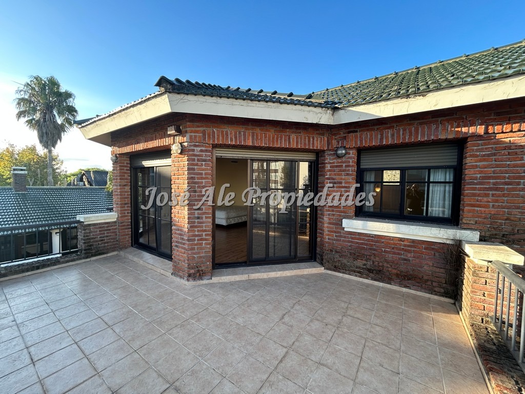 Imagen 1 de Hermosa casa de 3 dormitorios, ubicada a metros de la Rambla Costanera y playas de Colonia.