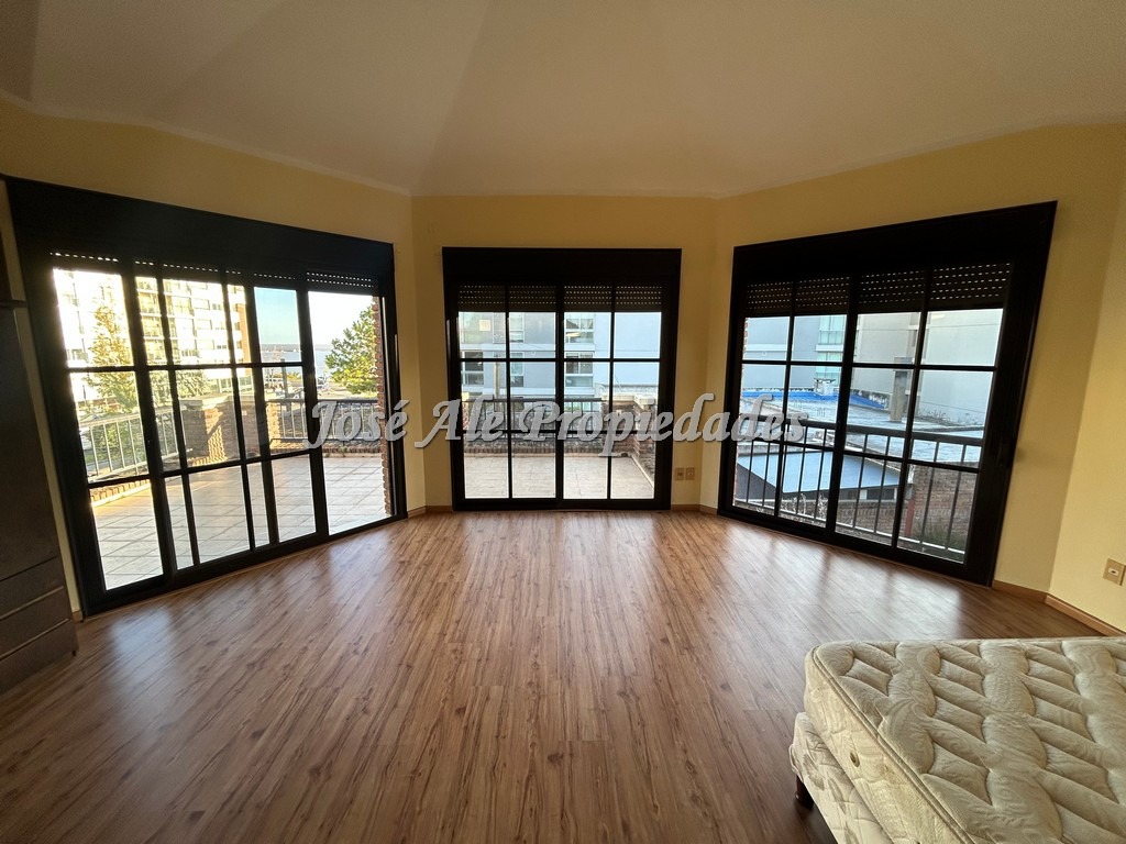 Imagen 3 de Hermosa casa de 3 dormitorios, ubicada a metros de la Rambla Costanera y playas de Colonia.