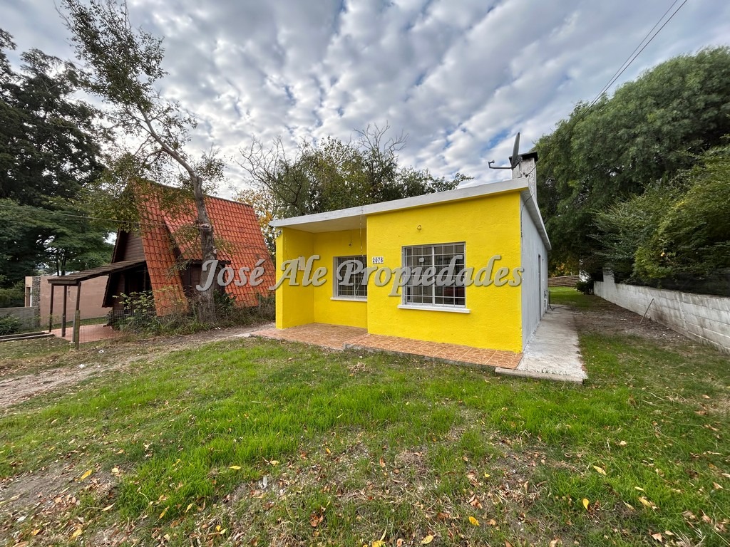 Imagen 1 de Casa de 3 dormitorios ubicada en el Real de San Carlos, frente a la UDE y  a pasos de la Plaza de Toros, Colonia.