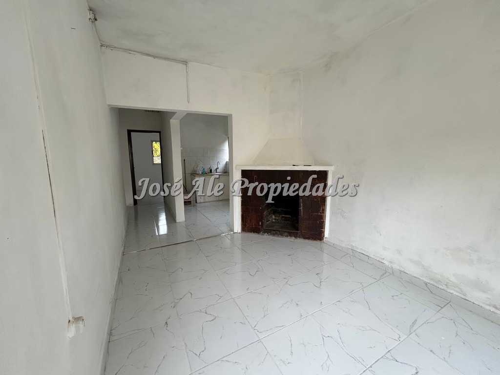 Imagen 2 de Casa de 3 dormitorios ubicada en el Real de San Carlos, frente a la UDE y  a pasos de la Plaza de Toros, Colonia.