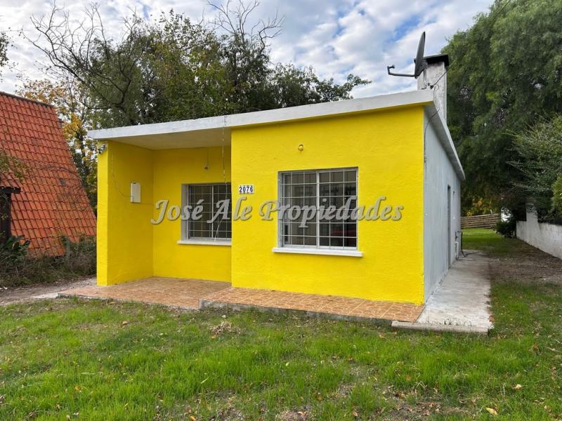 Casa de 3 dormitorios ubicada en el Real de San Carlos, frente a la UDE y  a pasos de la Plaza de Toros, Colonia.