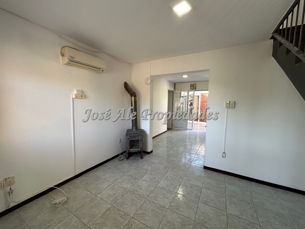 Imagen 3 de Vivienda de 2 dormitorios, ubicada en el general a 200m del Super Mágico, Colonia.