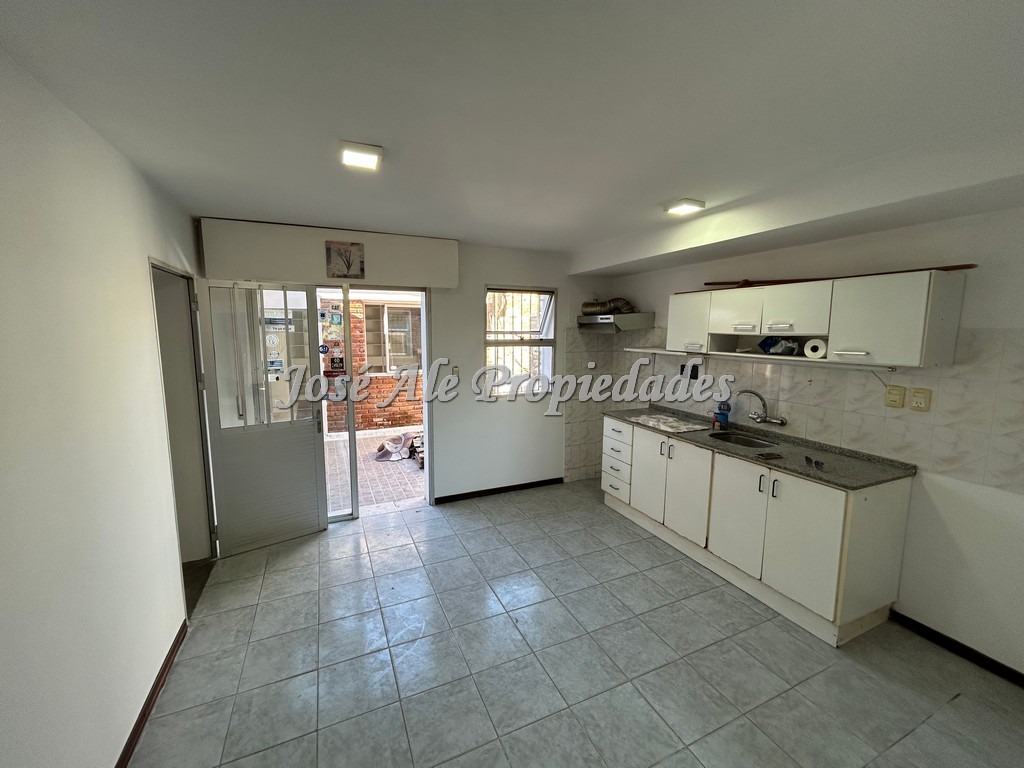 Imagen 6 de Vivienda de 2 dormitorios, ubicada en el general a 200m del Super Mágico, Colonia.