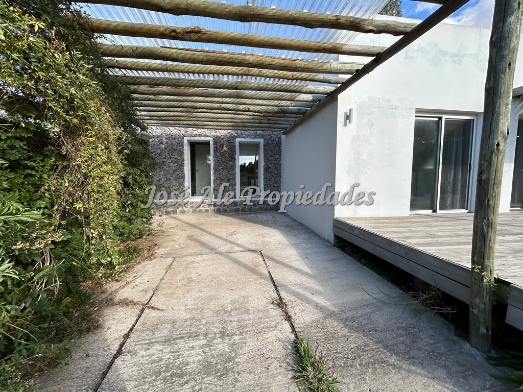 Imagen 10 de Casa de 3 dormitorios ubicada en el Real de San Carlos, Colonia.