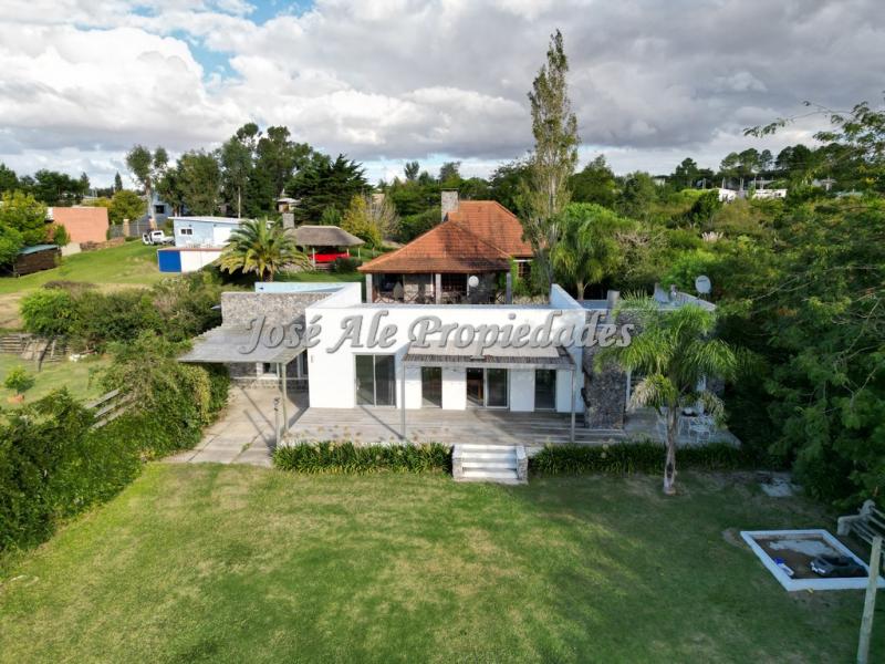 Casa de 3 dormitorios ubicada en el Real de San Carlos, Colonia.