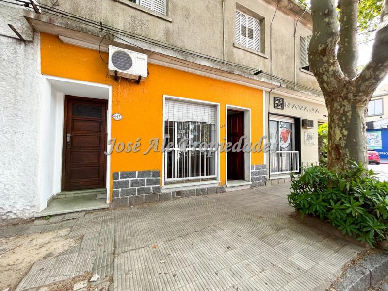 Casa ubicada en el centro de la ciudad de Colonia del Sacramento a tan solo 4 cuadras de la Rambla Costanera.