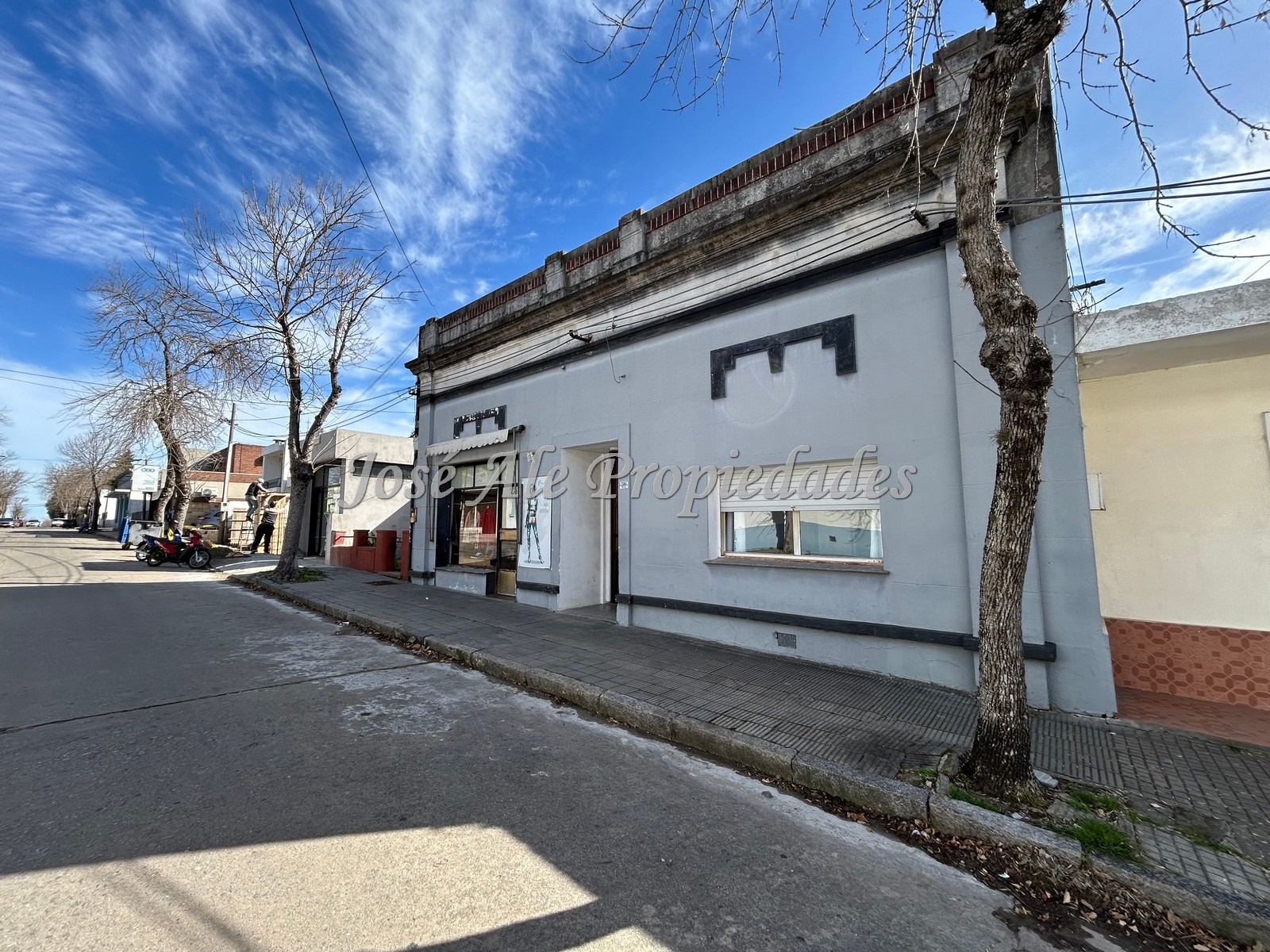 Imagen 1 de Importante propiedad de 149m2 edificados ubicada en el centro de Nueva Helvecia, Colonia.