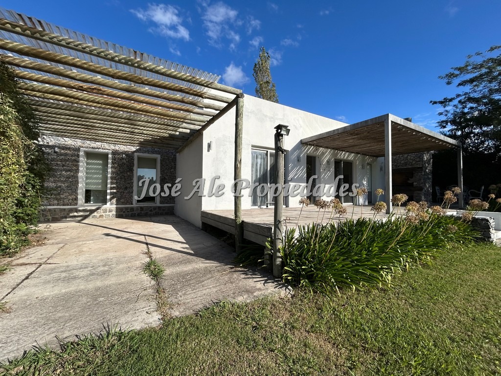 Imagen 3 de Casa de 3 dormitorios ubicada en el Real de San Carlos, Colonia.