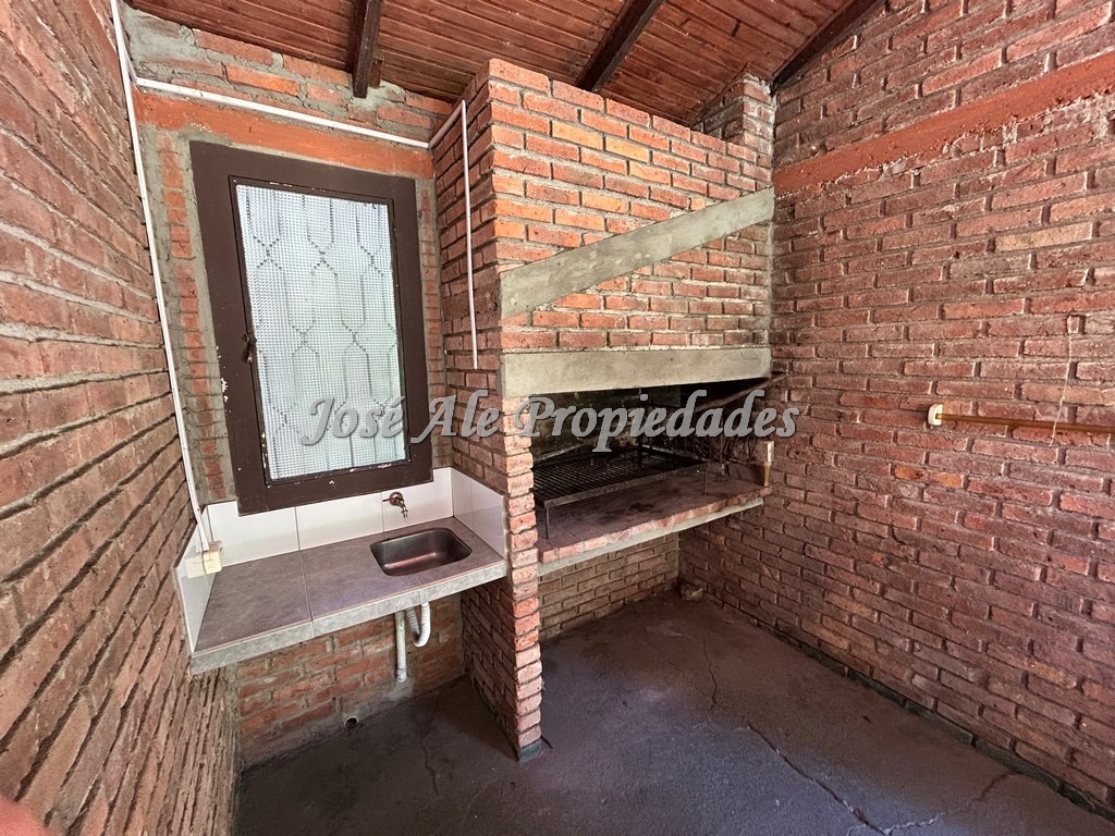 Imagen 10 de Casa ubicada en el Balneario Santa Ana amueblada a pocas cuadras de la playa.