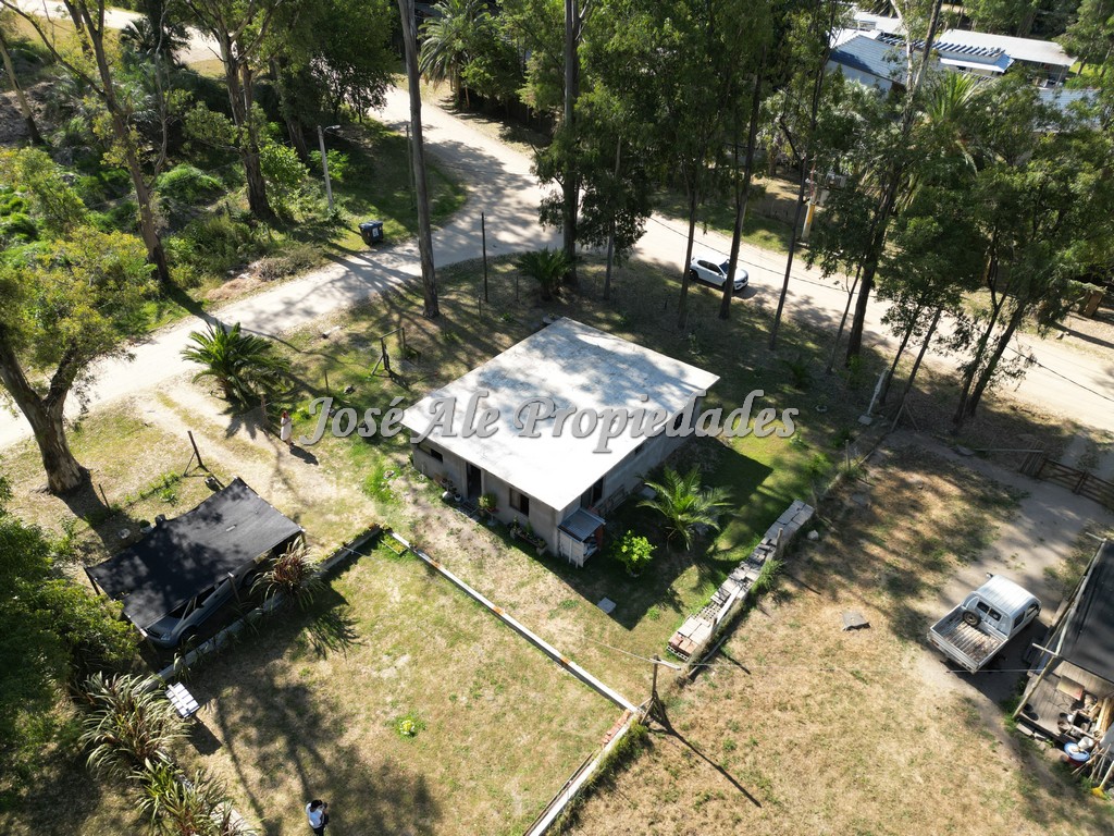 Imagen 1 de Casa de 2 dormitorios, ubicada en el balneario Santa Ana a pocas cuadras de la playa.