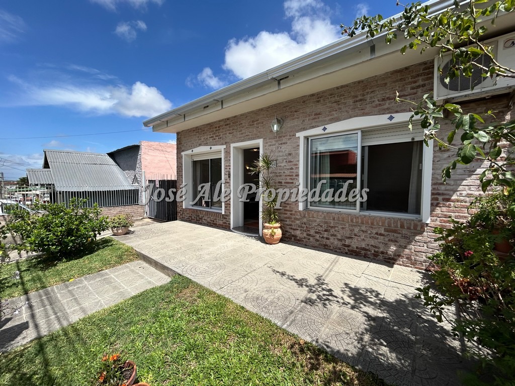 Imagen 1 de Destacada casa ubicada a pocas cuadras de las 2 avenidas y próxima al hospital de Colonia.