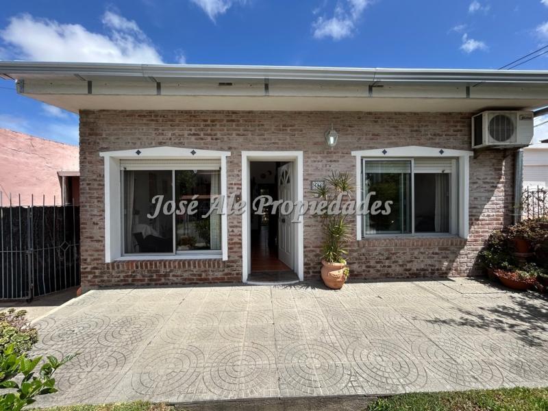 Destacada casa ubicada a pocas cuadras de las 2 avenidas y próxima al hospital de Colonia.