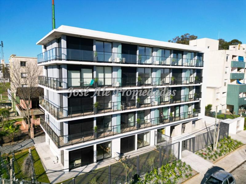 Apartamento con vista al Río en Edificio Sacramento, sobre Av. Gonzales Moreno a 1 cuadra de la Rambla de Colonia.