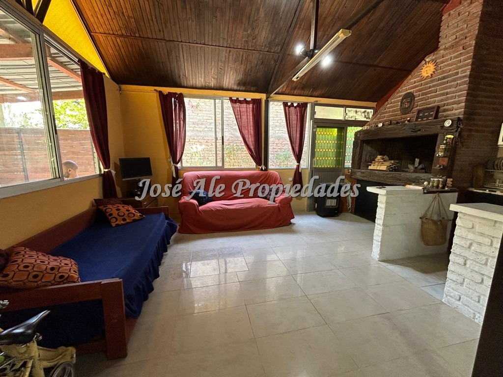 Imagen 4 de Pintoresca casa de 3 dormitorios en balneario El Ensueño, a 150m de la playa.