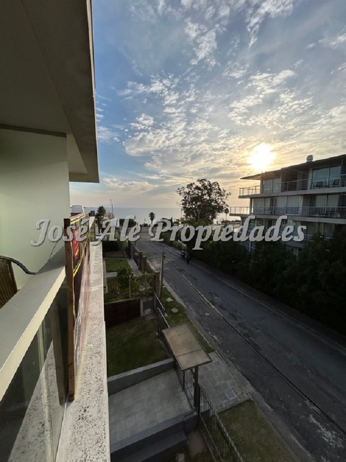 Imagen 1 de EN ALQUILER Hermoso departamento ubicado a metros de la Rambla Costanera, zona  residencial.