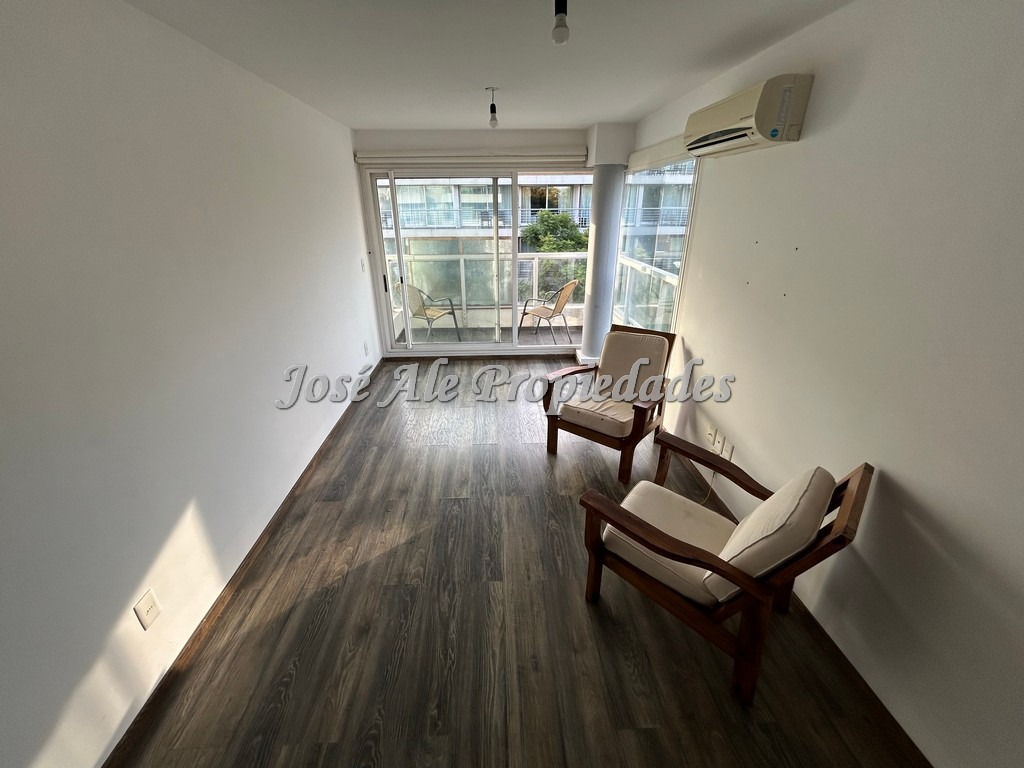 Imagen 4 de EN ALQUILER Hermoso departamento ubicado a metros de la Rambla Costanera, zona  residencial.