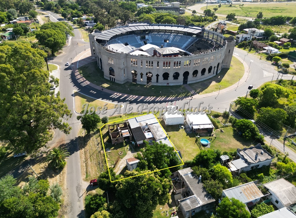 Imagen 1 de Lote único en colonia con dos casas y 3 boxes, ubicado en esquina frente a la renovada plaza de toros.