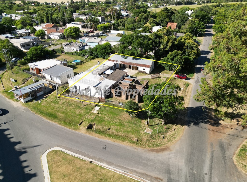 Imagen 2 de Lote único en colonia con dos casas y 3 boxes, ubicado en esquina frente a la renovada plaza de toros.