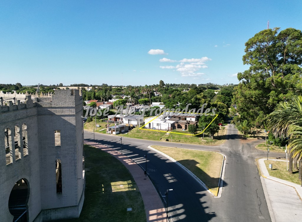 Imagen 5 de Lote único en colonia con dos casas y 3 boxes, ubicado en esquina frente a la renovada plaza de toros.