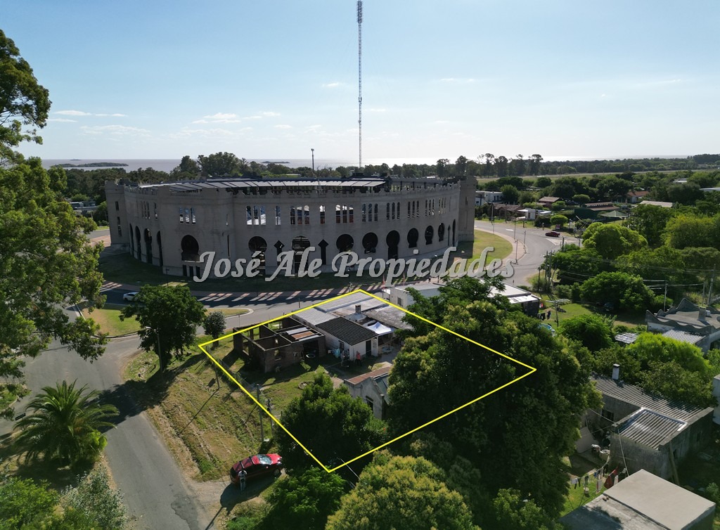 Imagen 6 de Lote único en colonia con dos casas y 3 boxes, ubicado en esquina frente a la renovada plaza de toros.