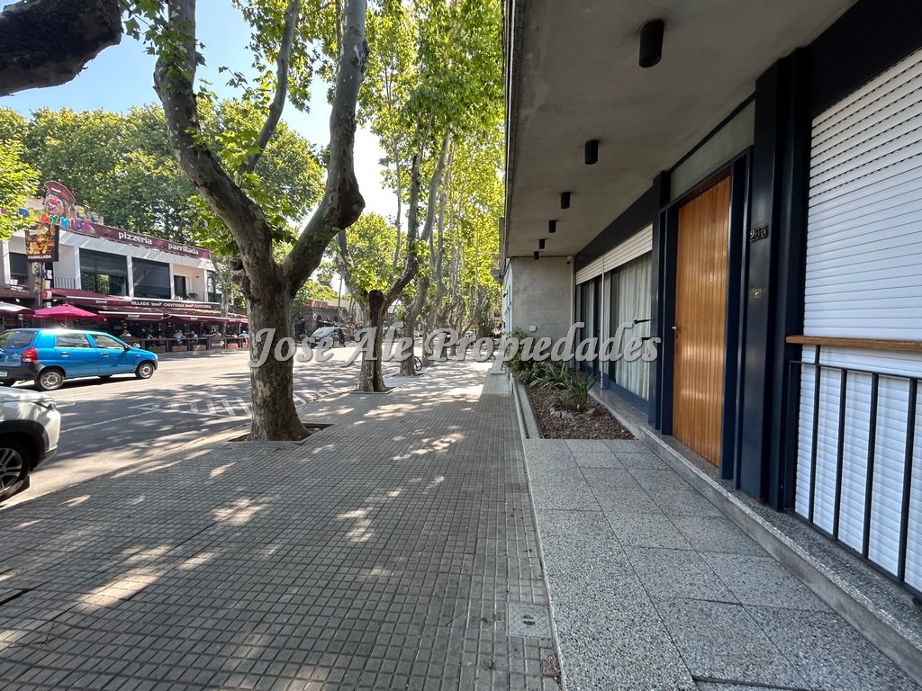 Imagen 3 de EN VENTA Destacada casa ubicada en av Principal Gral Flores.
