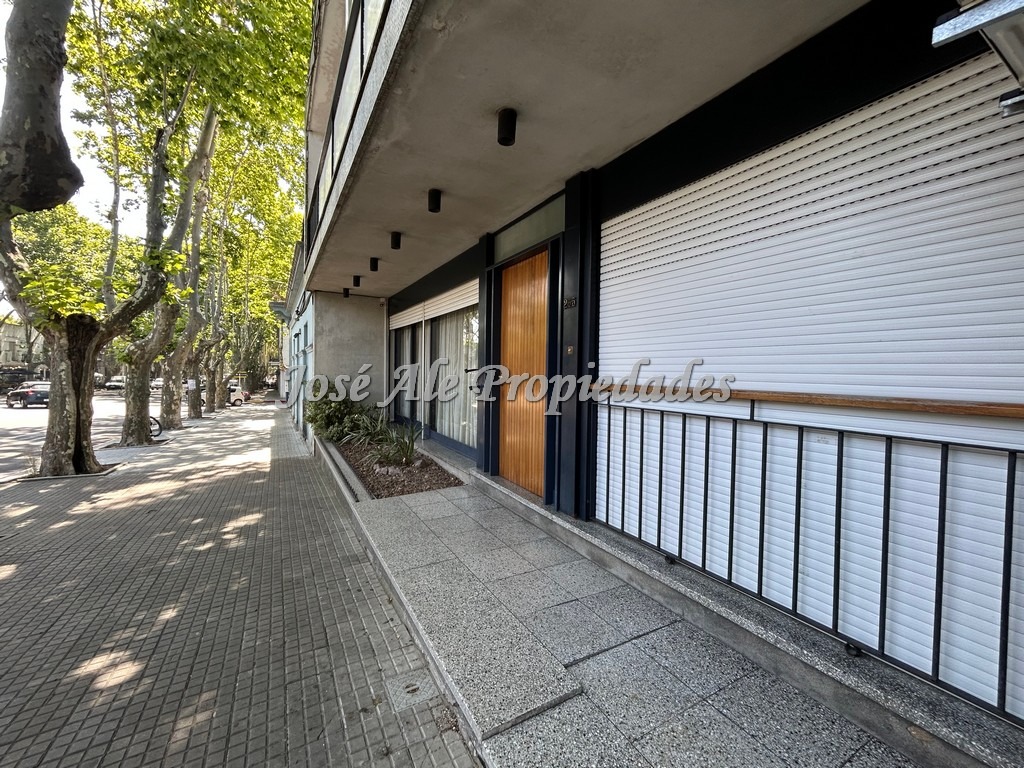 Imagen 5 de EN VENTA Destacada casa ubicada en av Principal Gral Flores.