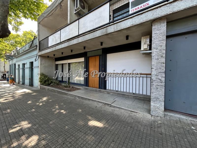EN VENTA Destacada casa ubicada en av Principal Gral Flores.