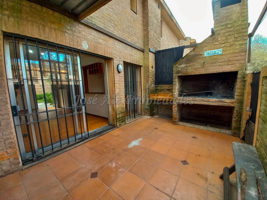 Imagen 10 de Hermosa vivienda ubicada en complejo sobre calle Zitarrosa, a metros de Rambla y playas de Colonia del Sacramento.