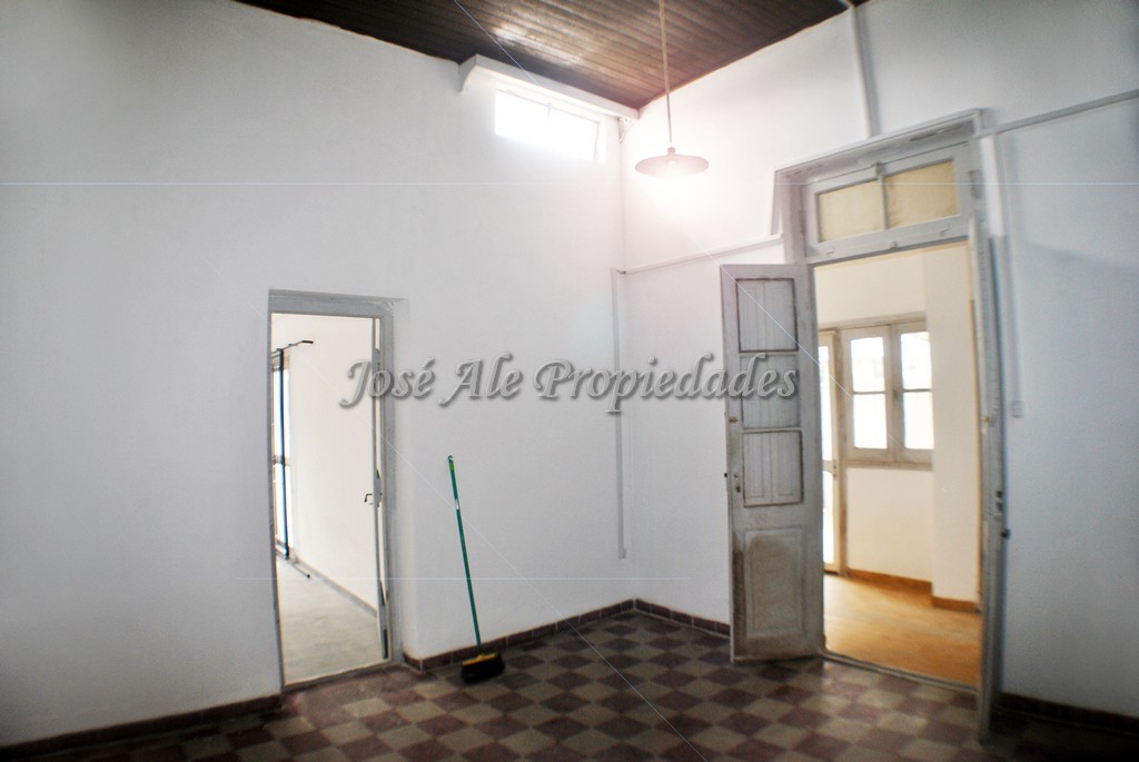 Imagen 5 de Casa de 2 dormitorios ubicada en pleno centro de Colonia sobre Av. Artigas, a pasos de todos los servicios.