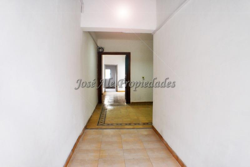 Casa de 2 dormitorios ubicada en pleno centro de Colonia sobre Av. Artigas, a pasos de todos los servicios.