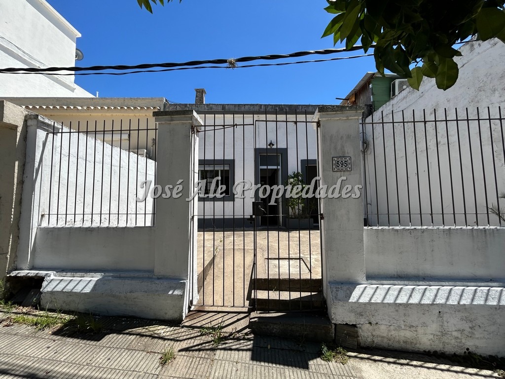 Imagen 1 de Casa ubicada a 50m de Av. Artigas en el centro de la ciudad de Colonia.