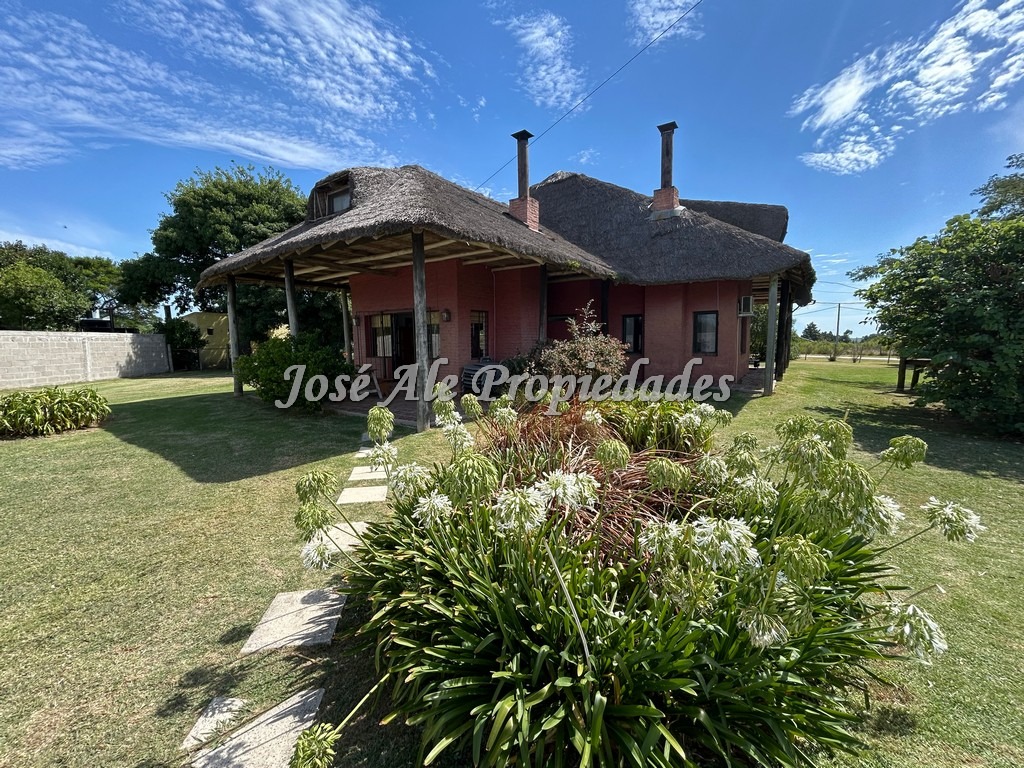 Imagen 1 de Casa ubicada en el Real de San Carlos a 5 km del centro de la ciudad de Colonia del Sacramento.