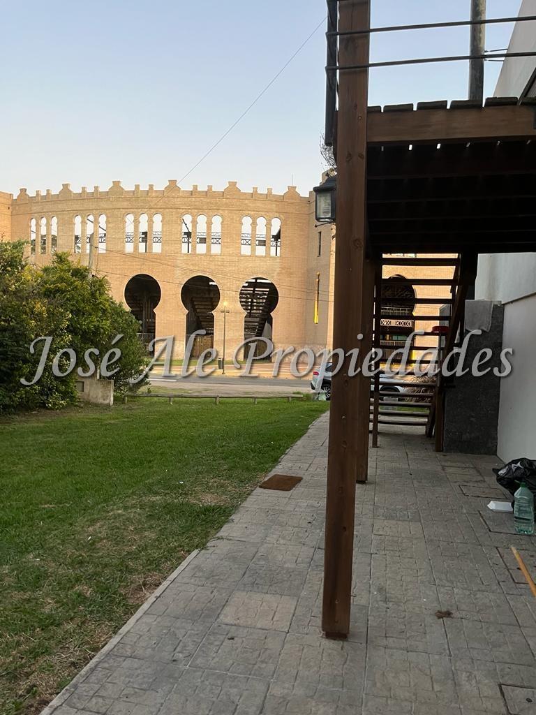 Apartamento completamente equipado y amoblado ubicado frente a la renovada Plaza de Toros de Colonia.