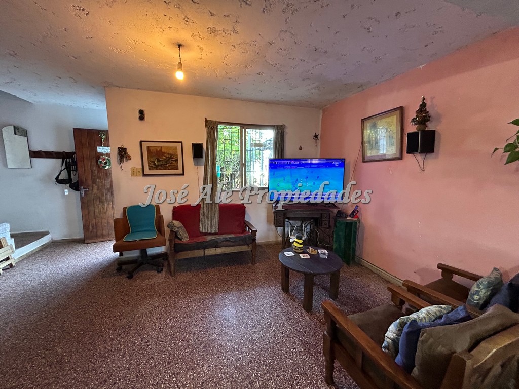 Imagen 2 de Vivienda ubicada en Avda. principal en el Real de San Carlos, a pocas cuadras de la Rambla Costanera y playas de Colonia.