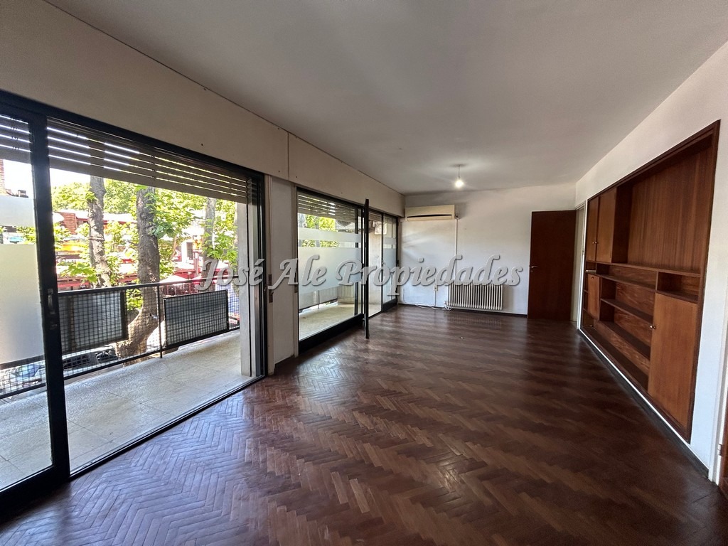 Imagen 2 de Apartamento en planta alta sobre avenida principal Gral. Flores, a pasos de todos los servicios, Colonia, ideal profesionales.