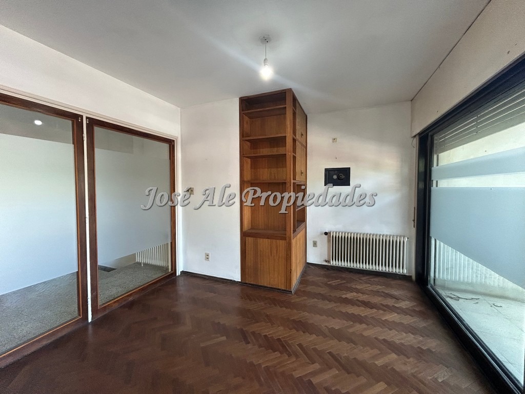 Imagen 3 de Apartamento en planta alta sobre avenida principal Gral. Flores, a pasos de todos los servicios, Colonia, ideal profesionales.