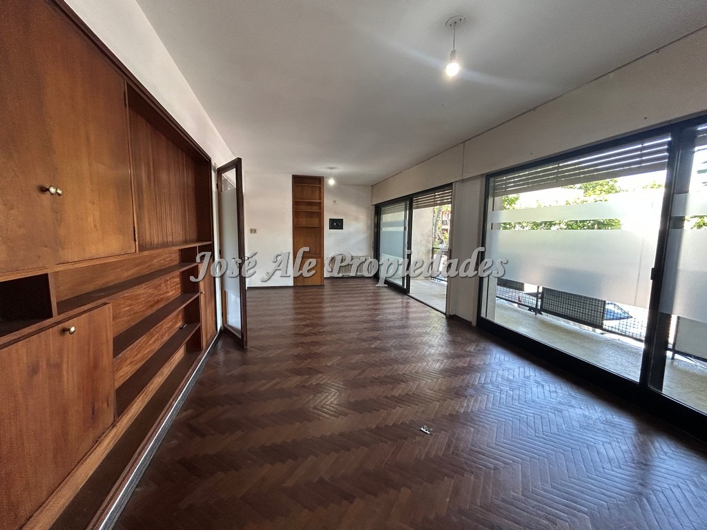 Imagen 4 de Apartamento en planta alta sobre avenida principal Gral. Flores, a pasos de todos los servicios, Colonia, ideal profesionales.