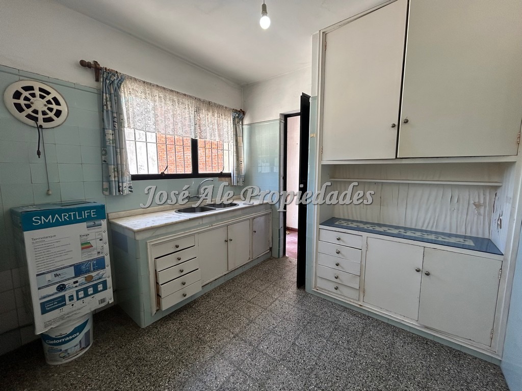 Imagen 6 de Apartamento en planta alta sobre avenida principal Gral. Flores, a pasos de todos los servicios, Colonia, ideal profesionales.